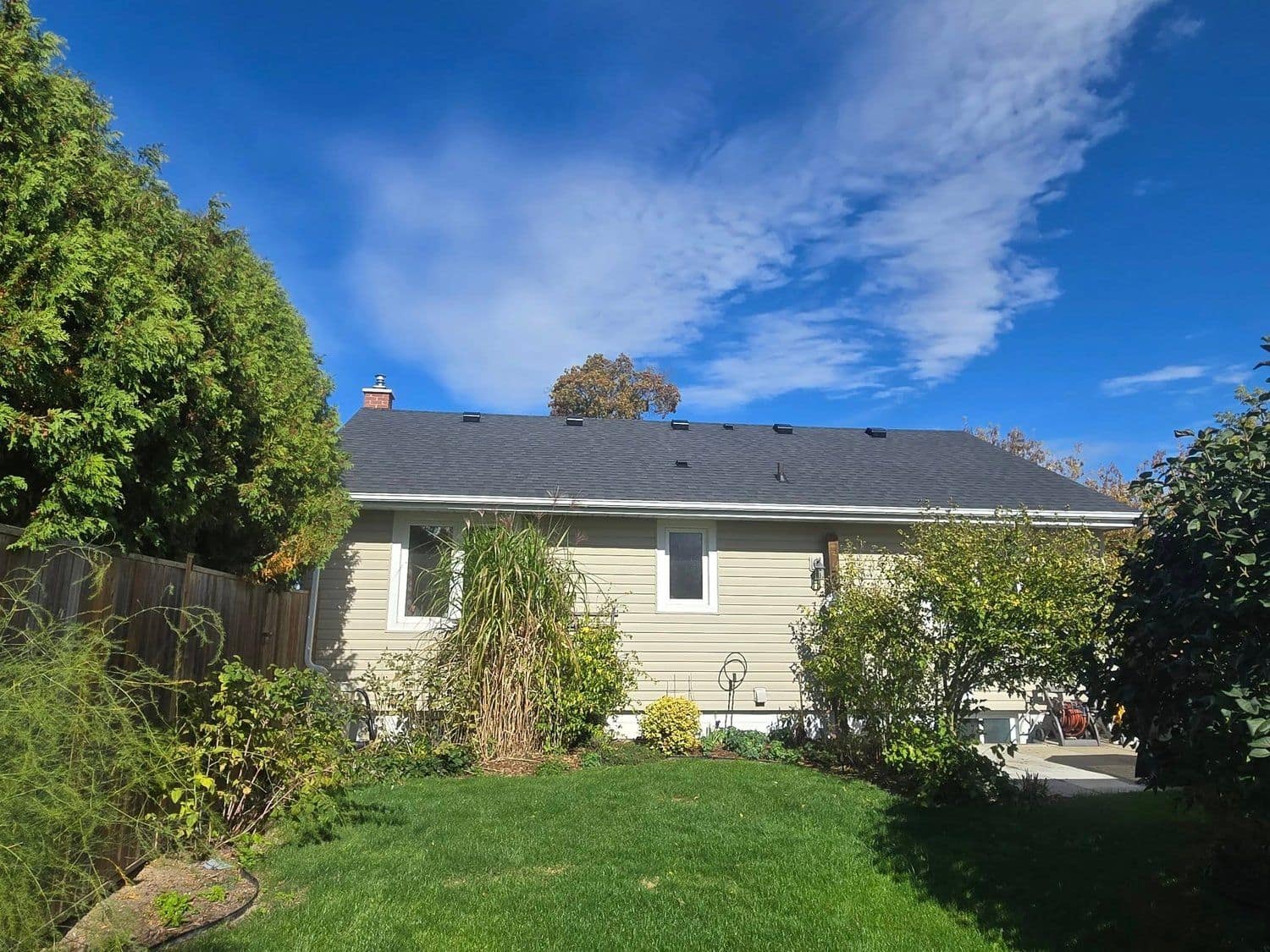 Single-storey home with a new asphalt shingle roof