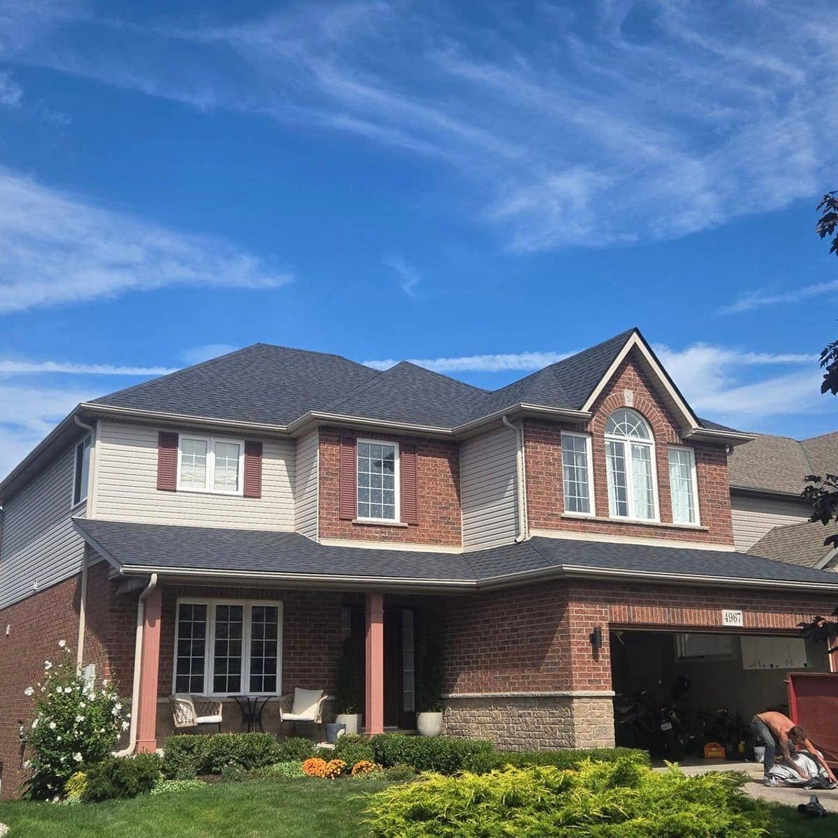Finished charcoal shingle roof on a two-storey home in Beamsville, Ontario